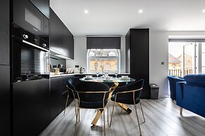 Luxurious 2 Bedroom Apartment - Free Parking