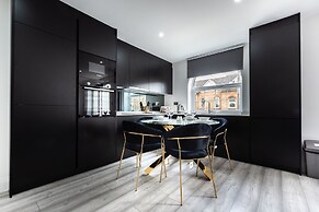 Luxurious 2 Bedroom Apartment - Free Parking