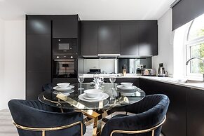 Luxurious 2 Bedroom Apartment - Free Parking