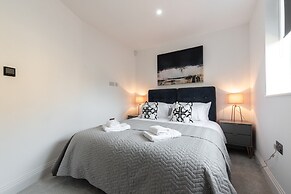 Luxurious 2 Bedroom Apartment - Free Parking