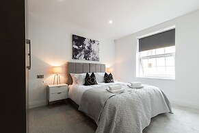 Luxurious 2 Bedroom Apartment - Free Parking