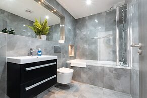 Luxurious 2 Bedroom Apartment - Free Parking