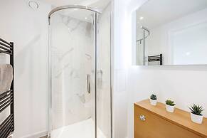 Modern 1 Bed Flat in Town Centre - Free Wifi