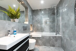 Luxurious 1 Bed Apartment - Free Wifi and Parking