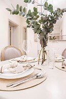 Beautiful Kensington Garden Apartment