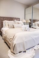 Beautiful Kensington Garden Apartment