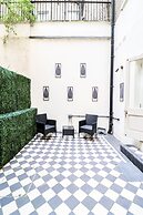 Beautiful Kensington Garden Apartment
