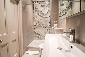 Beautiful Kensington Garden Apartment