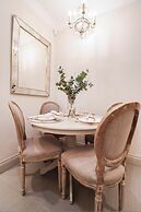 Beautiful Kensington Garden Apartment