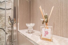 Beautiful Kensington Garden Apartment