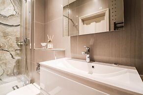 Beautiful Kensington Garden Apartment