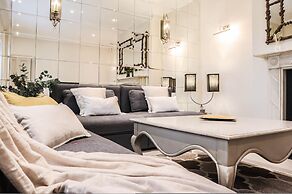 Beautiful Kensington Garden Apartment