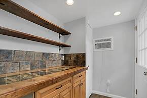 Pool and Hot Tub Walk to Ice Plant and Downtown