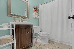 Pool and Hot Tub Walk to Ice Plant and Downtown