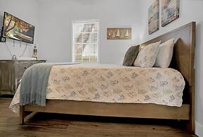 Pool and Hot Tub Walk to Ice Plant and Downtown