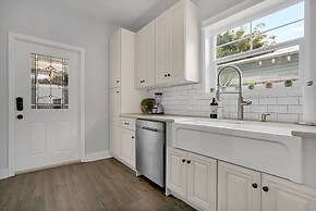 Pool and Hot Tub Walk to Ice Plant and Downtown