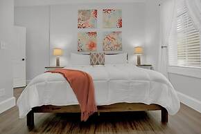 Pool and Hot Tub Walk to Ice Plant and Downtown