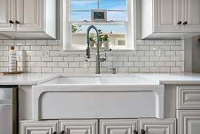 Pool and Hot Tub Walk to Ice Plant and Downtown