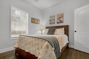 Pool and Hot Tub Walk to Ice Plant and Downtown