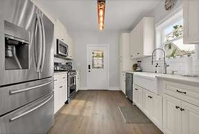 Pool and Hot Tub Walk to Ice Plant and Downtown