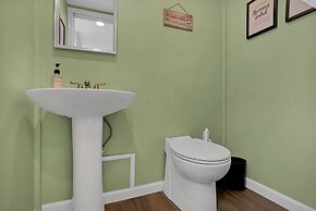 Pool and Hot Tub Walk to Ice Plant and Downtown