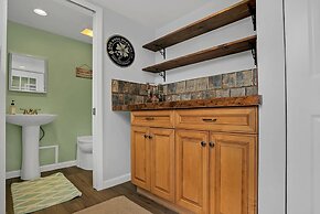 Pool and Hot Tub Walk to Ice Plant and Downtown