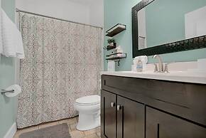 Pool and Hot Tub Walk to Ice Plant and Downtown