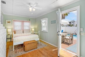 Mariners Cottage Steps to Sand Sparkling Pool