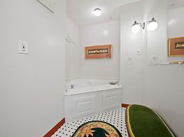 Downtown Historic Victorian Steps to Clay Theatre