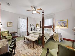 Downtown Historic Victorian Steps to Clay Theatre