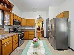 Downtown Historic Victorian Steps to Clay Theatre