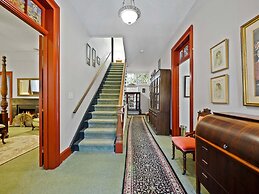 Downtown Historic Victorian Steps to Clay Theatre