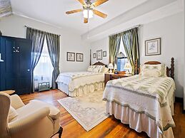 Downtown Historic Victorian Steps to Clay Theatre