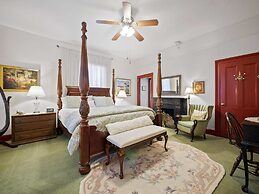 Downtown Historic Victorian Steps to Clay Theatre