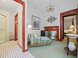 Downtown Historic Victorian Steps to Clay Theatre