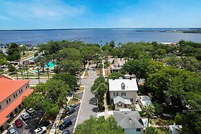 Downtown Historic Victorian Steps to Clay Theatre
