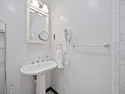 Downtown Historic Victorian Steps to Clay Theatre