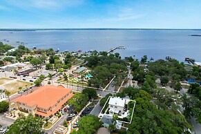 Downtown Historic Victorian Steps to Clay Theatre
