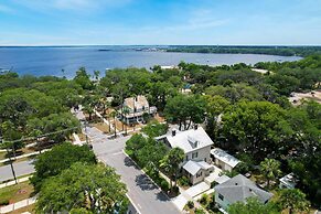 Downtown Historic Victorian Steps to Clay Theatre