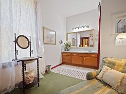 Downtown Historic Victorian Steps to Clay Theatre