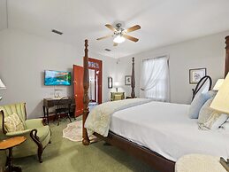 Downtown Historic Victorian Steps to Clay Theatre