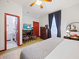 Downtown Historic Victorian Steps to Clay Theatre