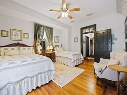 Downtown Historic Victorian Steps to Clay Theatre