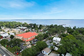 Downtown Historic Victorian Steps to Clay Theatre