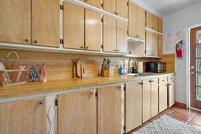 Pink House in Prime Location Dogs Ok Walk to DT