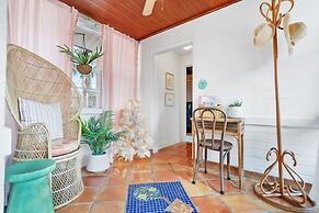 Pink House in Prime Location Dogs Ok Walk to DT