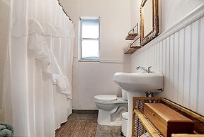 Pink House in Prime Location Dogs Ok Walk to DT