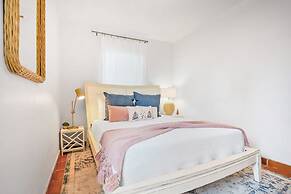 Pink House in Prime Location Dogs Ok Walk to DT