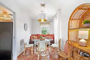 Pink House in Prime Location Dogs Ok Walk to DT