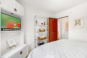 Pink House in Prime Location Dogs Ok Walk to DT